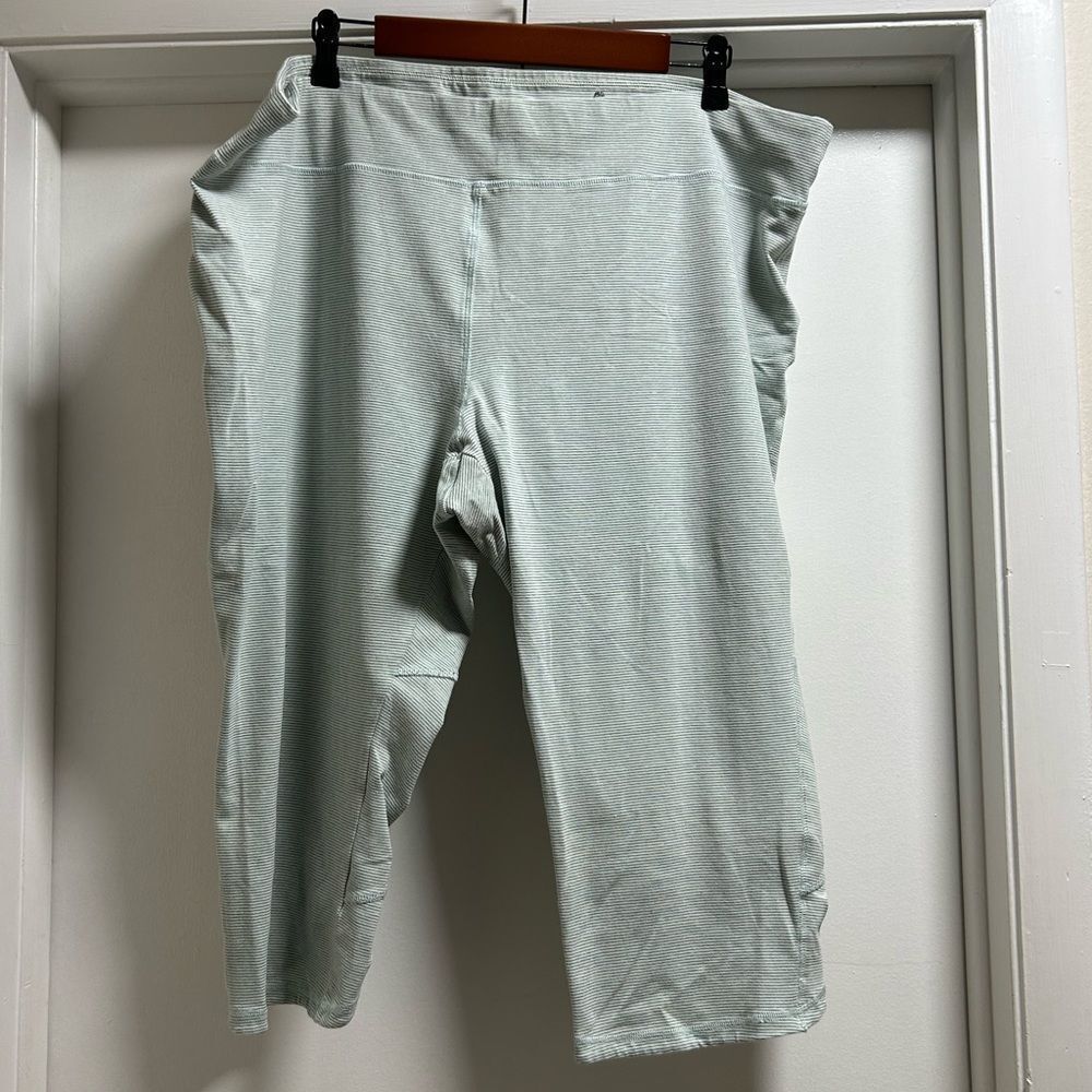 Avenue plus size crop work out pants size 26/28